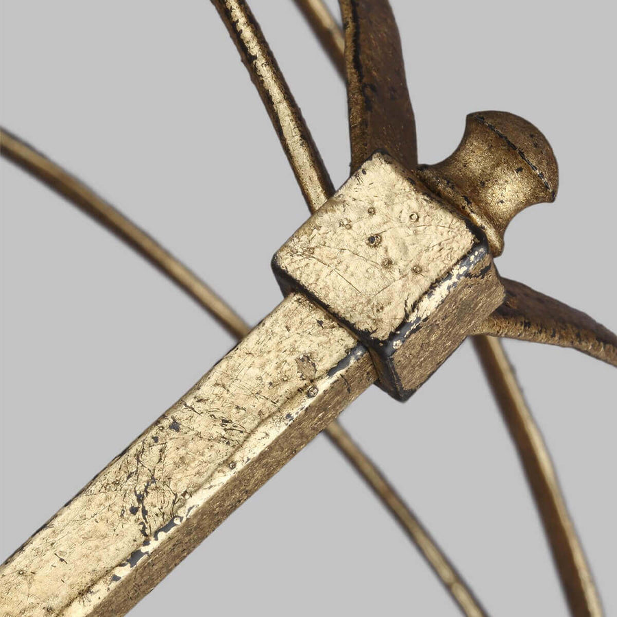 Détail macro de l'assemblage métallique doré patiné et de sa finition