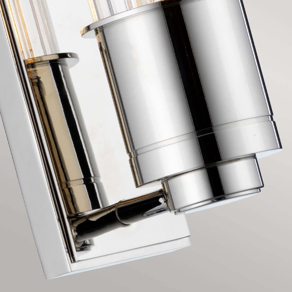 Détail du bas du luminaire, double cylindre chromé et verre strié transparent