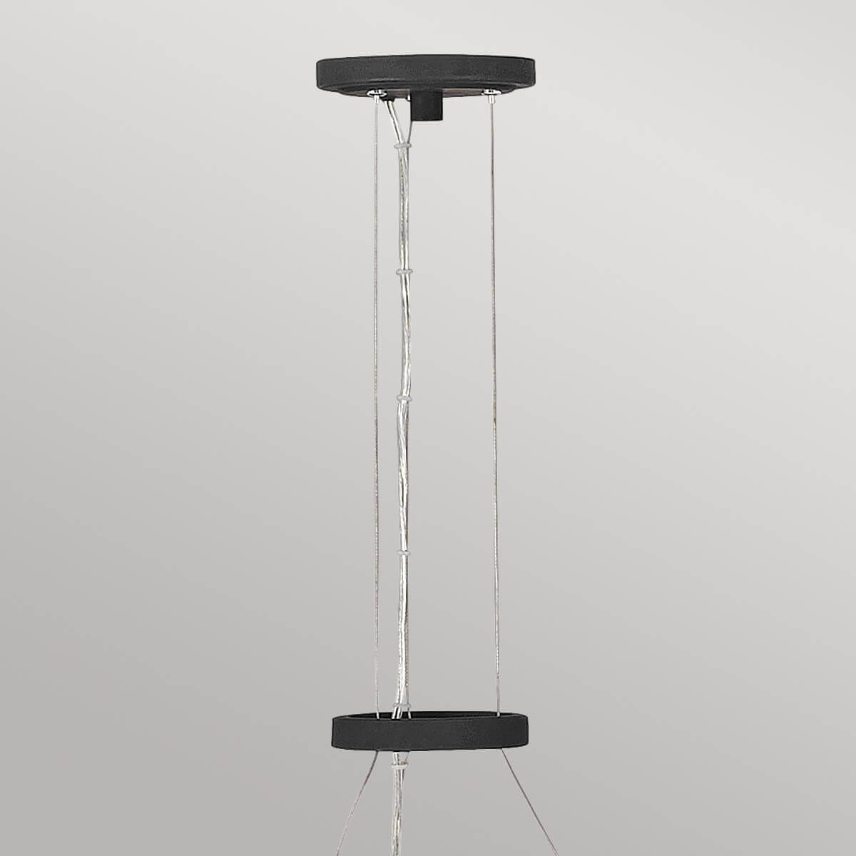 Détail de la fixation au plafond et des câbles de suspension réglables