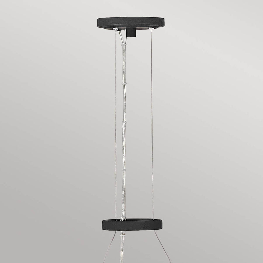 Détail de la fixation au plafond et des câbles de suspension réglables
