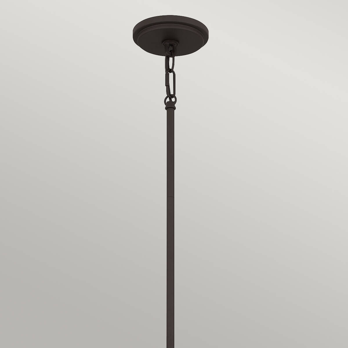 Détail du raccord au plafond, tige fine bronze et maillon de chaîne.