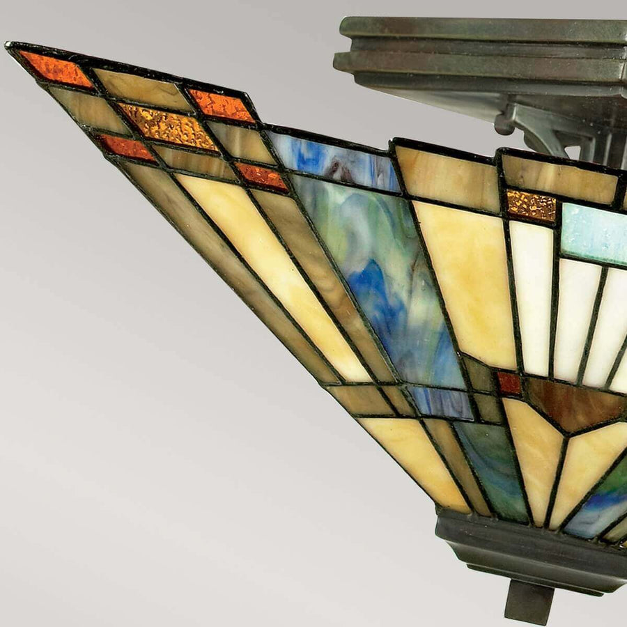Détail de l'angle de l'abat-jour en verre bleu, vert et orange serti de plomb