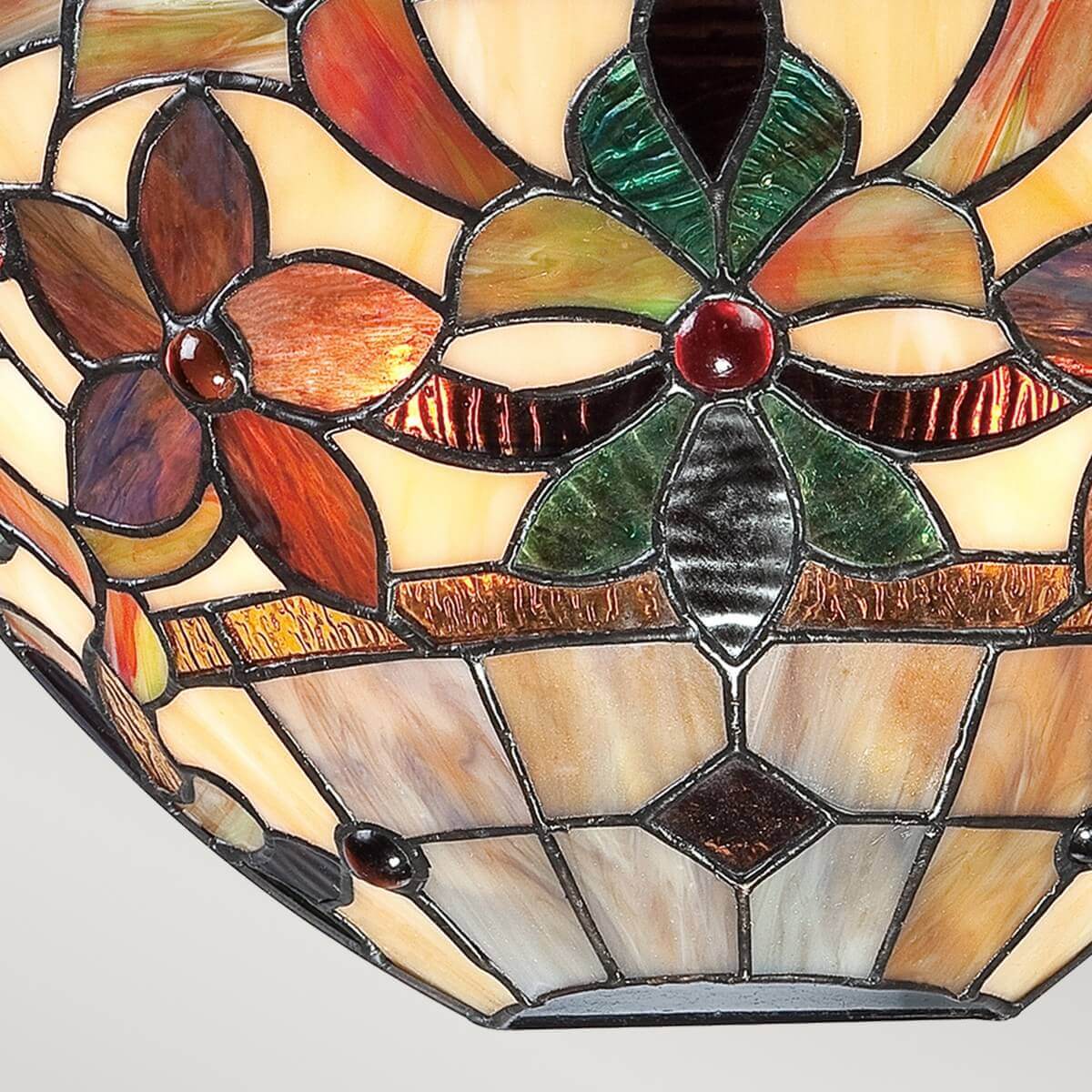 Détail du bas de l'abat-jour, bordure géométrique et cabochons sombres