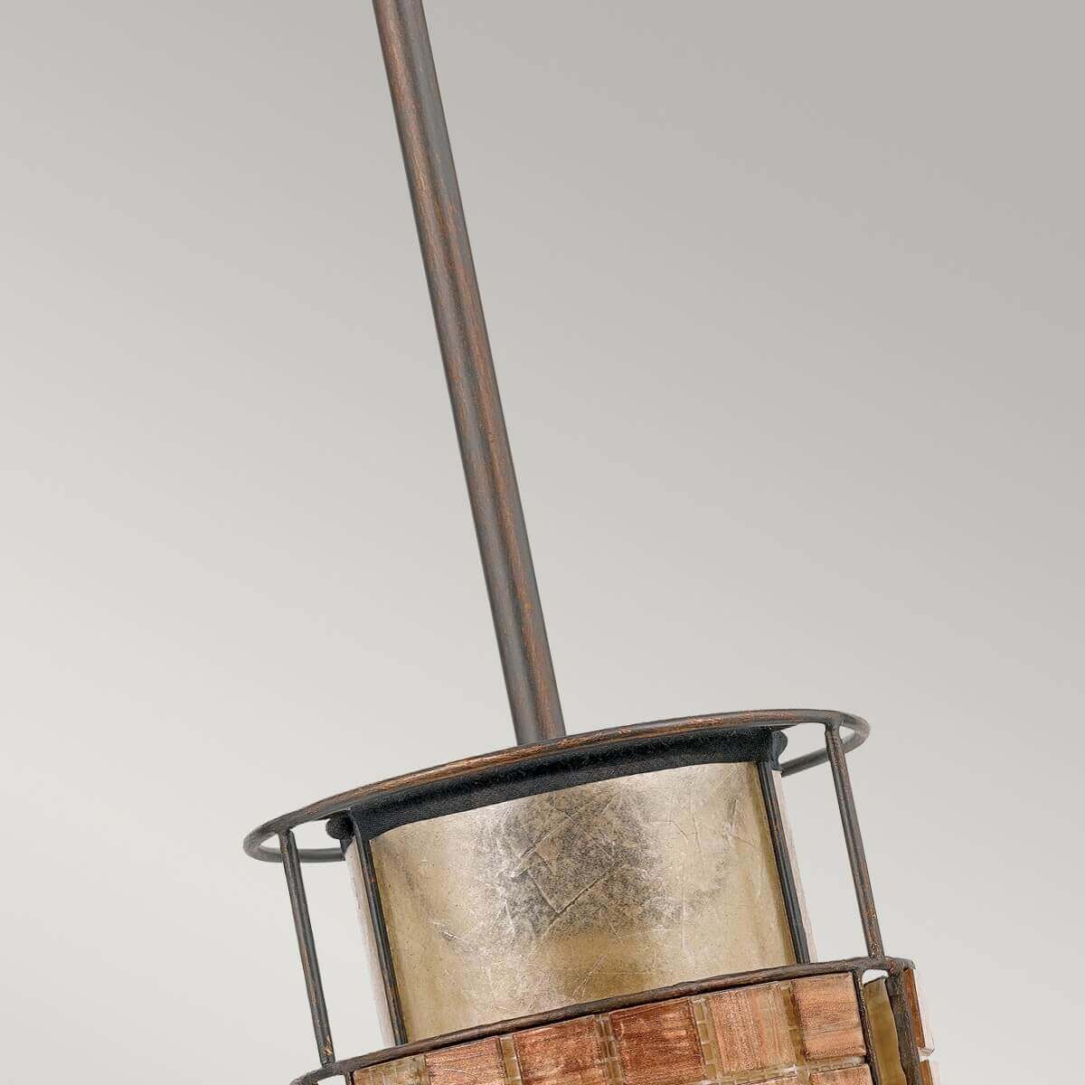 Détail du haut de la suspension avec tige et verre texturé.