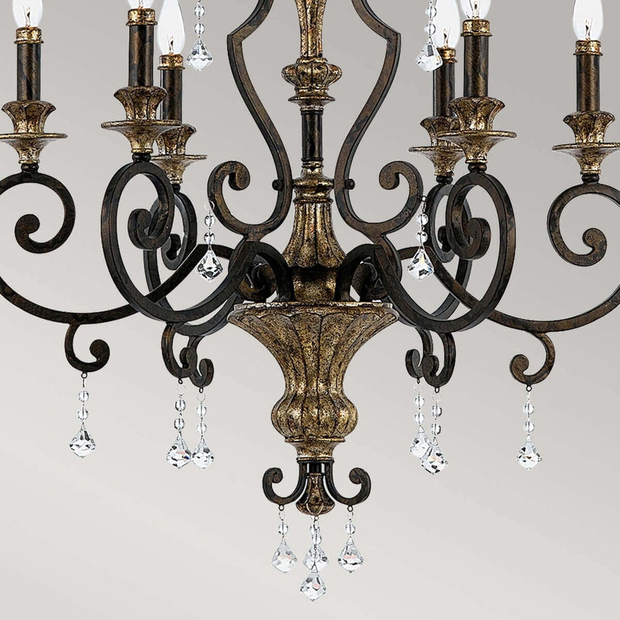 Détail du bas : colonne centrale ouvragée et pendeloques en cristal.