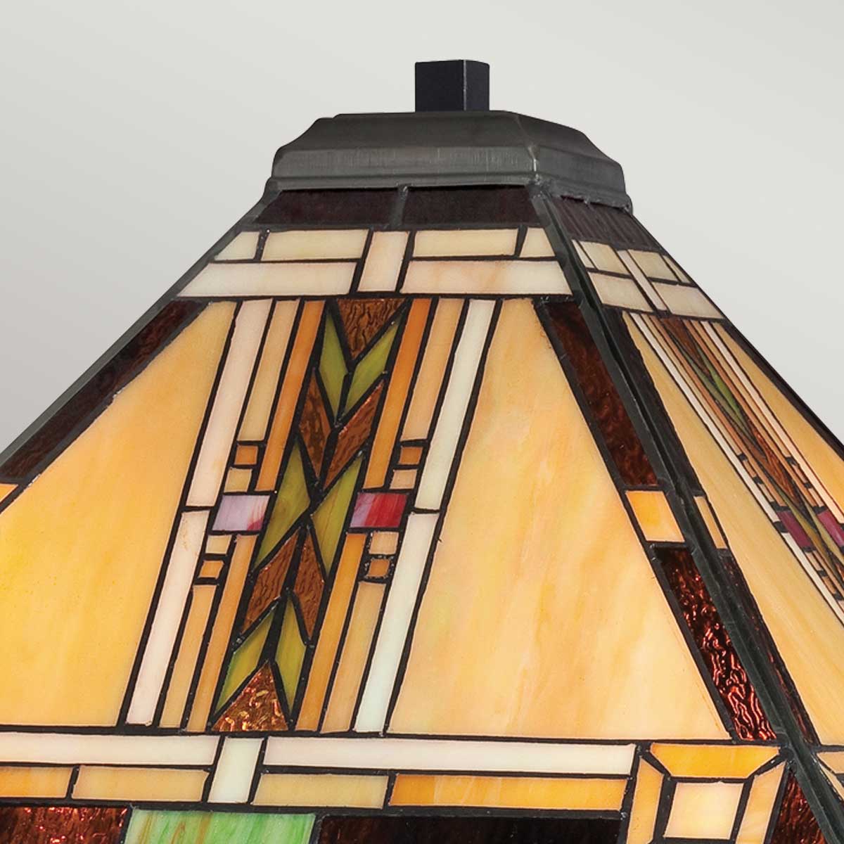 Détail rapproché du sommet de l'abat-jour, monture métallique et motifs géométriques colorés
