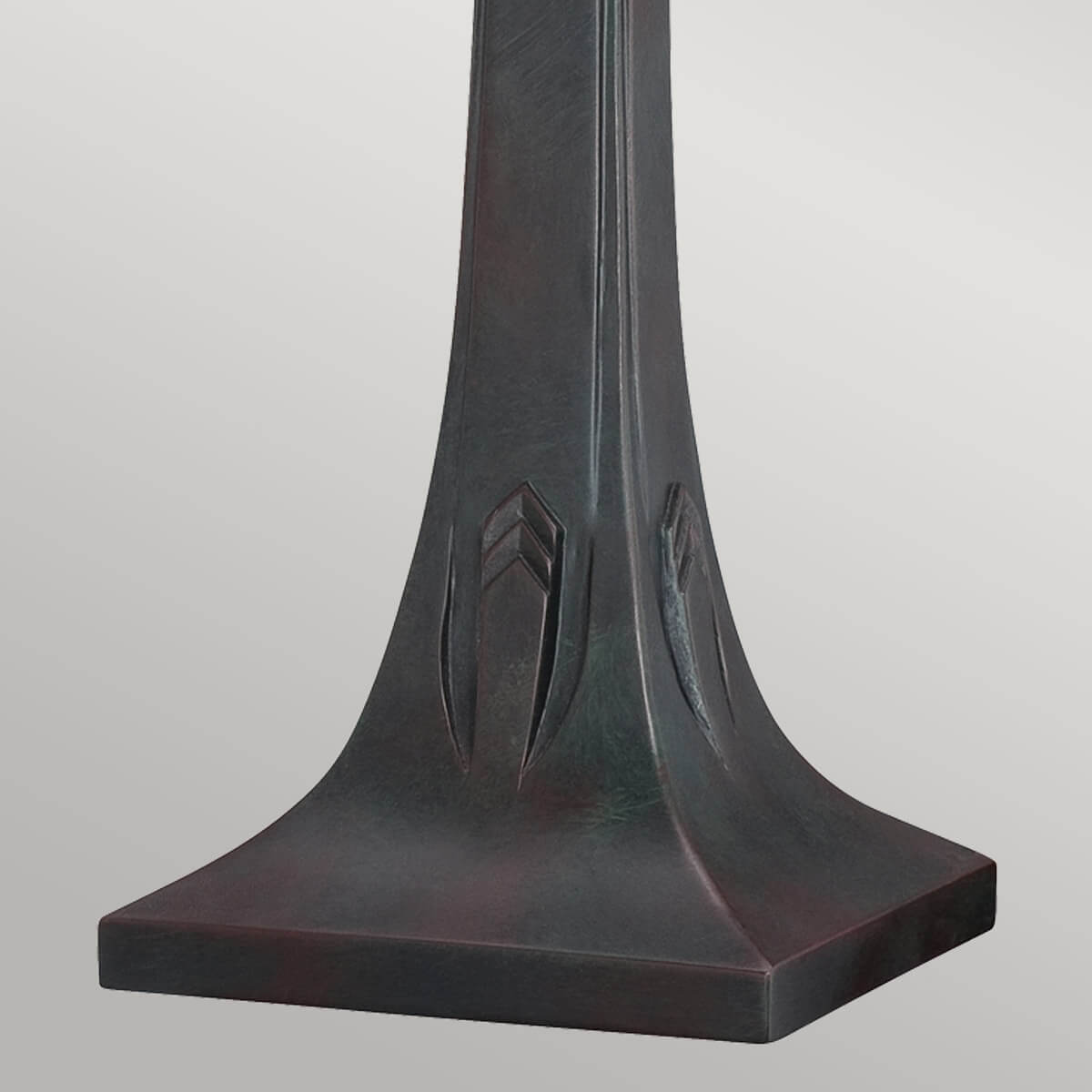 Détail du pied mouluré en bronze patiné, base carrée et motifs sculptés en chevrons