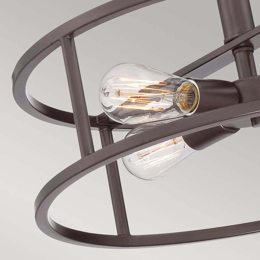 Gros plan sur une ampoule Edison à filament doré dans son support bronze