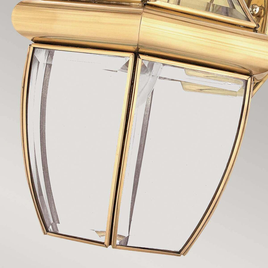 Vue rapprochée du bas de la lanterne, verre transparent et montants en laiton