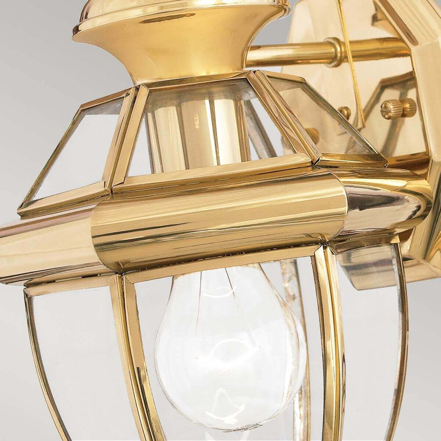 Gros plan sur la bague centrale et les panneaux de verre du luminaire