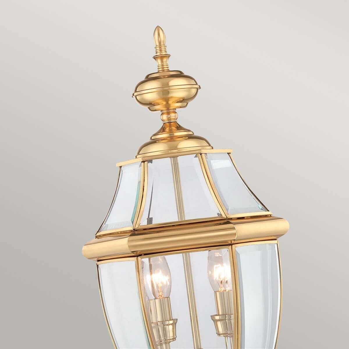 Détail du sommet mouluré et de la finition laiton poli, panneaux de verre biseautés