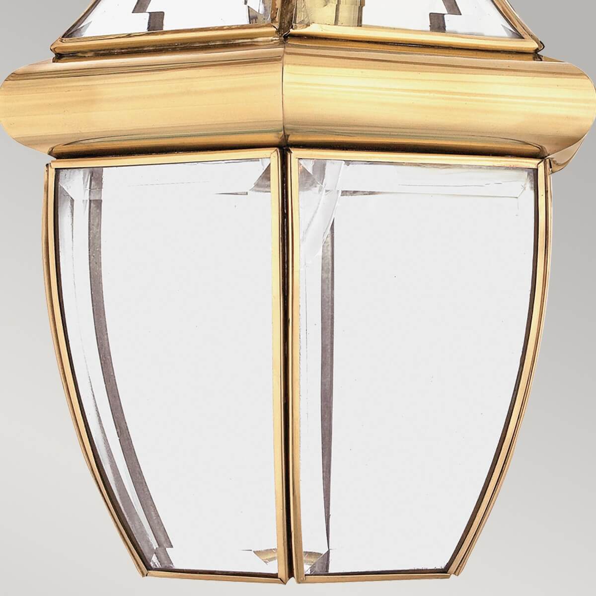 Détail du bas de la lanterne avec verre bombé et montants en laiton poli.