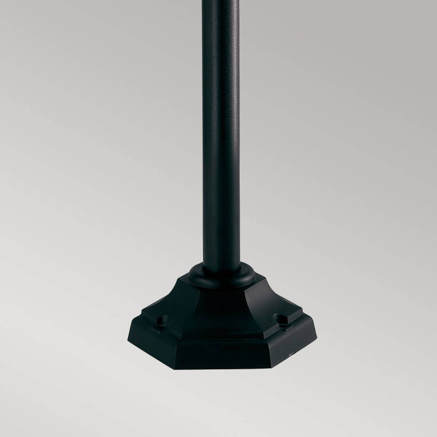 Détail de la base hexagonale noire avec fixations, pied du lampadaire