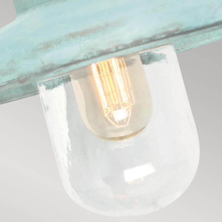 Zoom sur le verre transparent et l'ampoule filament allumée à l'intérieur