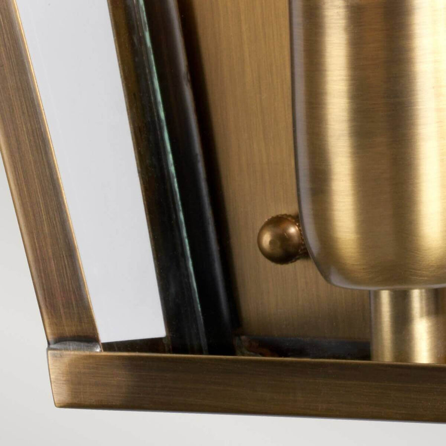 Vue rapprochée du panneau de verre, du cadre et de la vis de fixation dorée