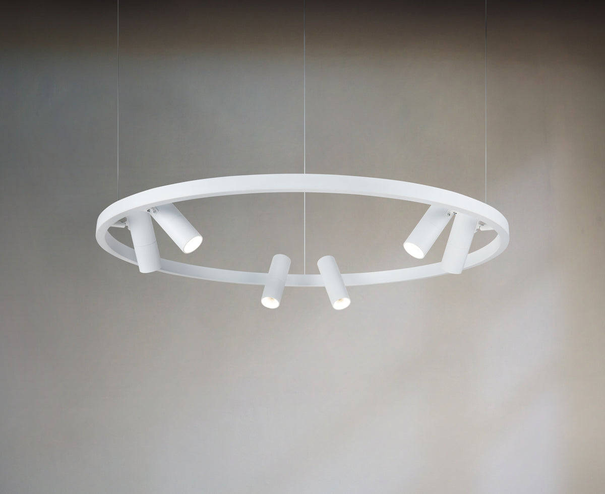 Mise en ambiance du luminaire suspendu blanc devant un mur beige clair