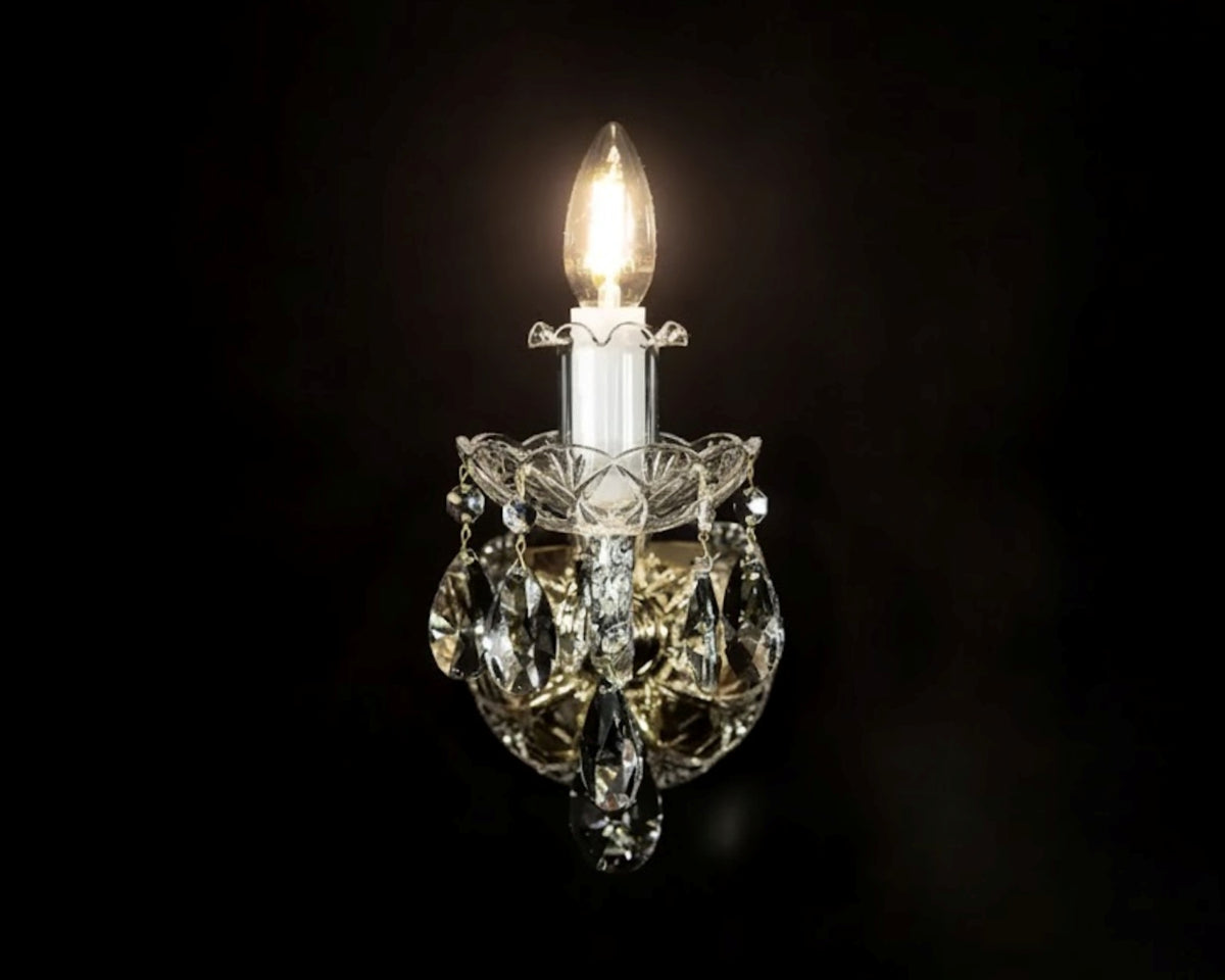 Vue de face de l'applique, coupelle festonnée et gouttes de cristal étincelantes