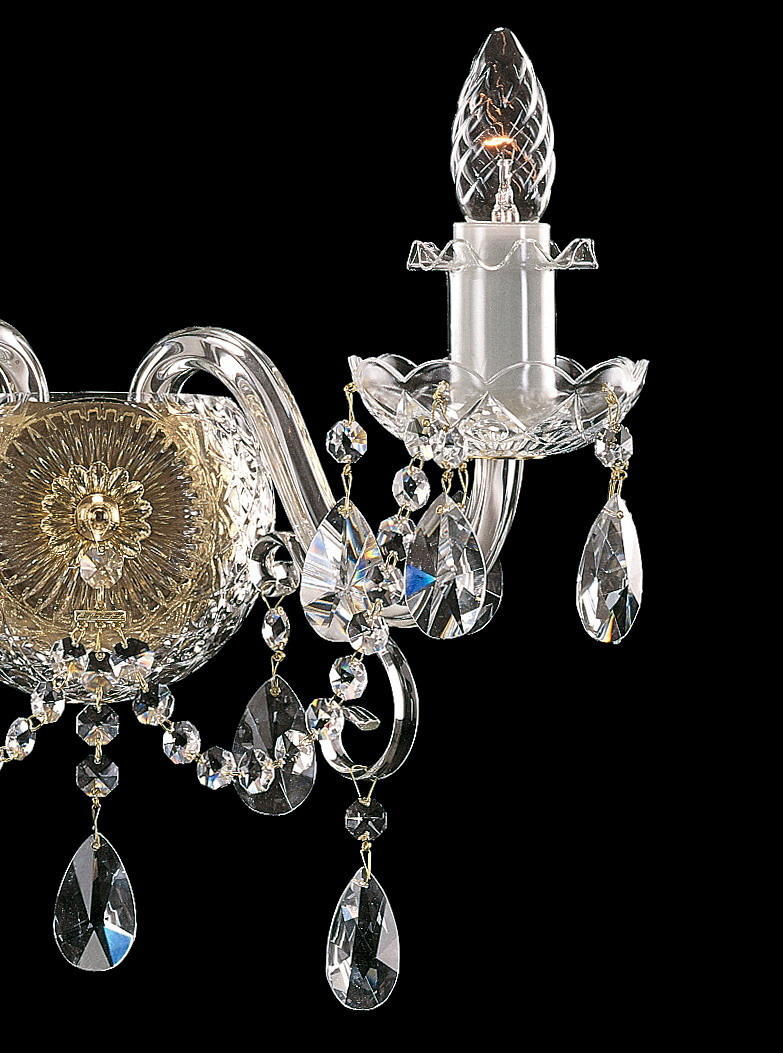 Détail d'un bras : bobèche fleur, douille blanche, ampoule flamme et pampilles cristal