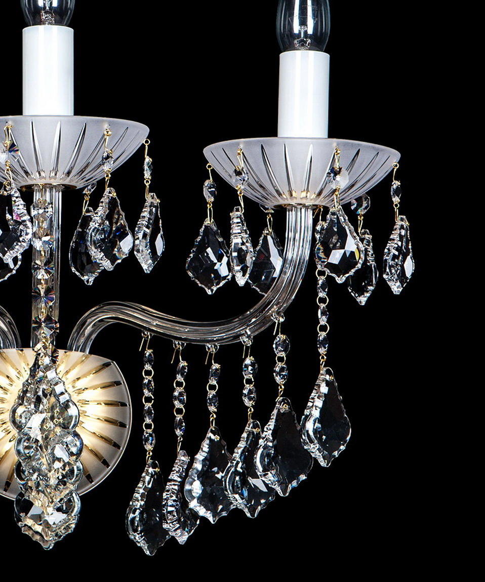 Détail des bras recourbés, coupelles et pendeloques en cristal taillé.