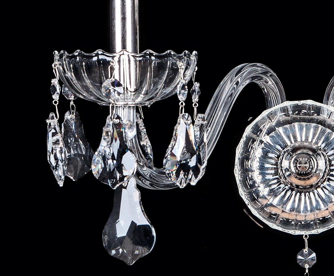 Détail de la coupelle ciselée et des pendentifs en goutte de cristal