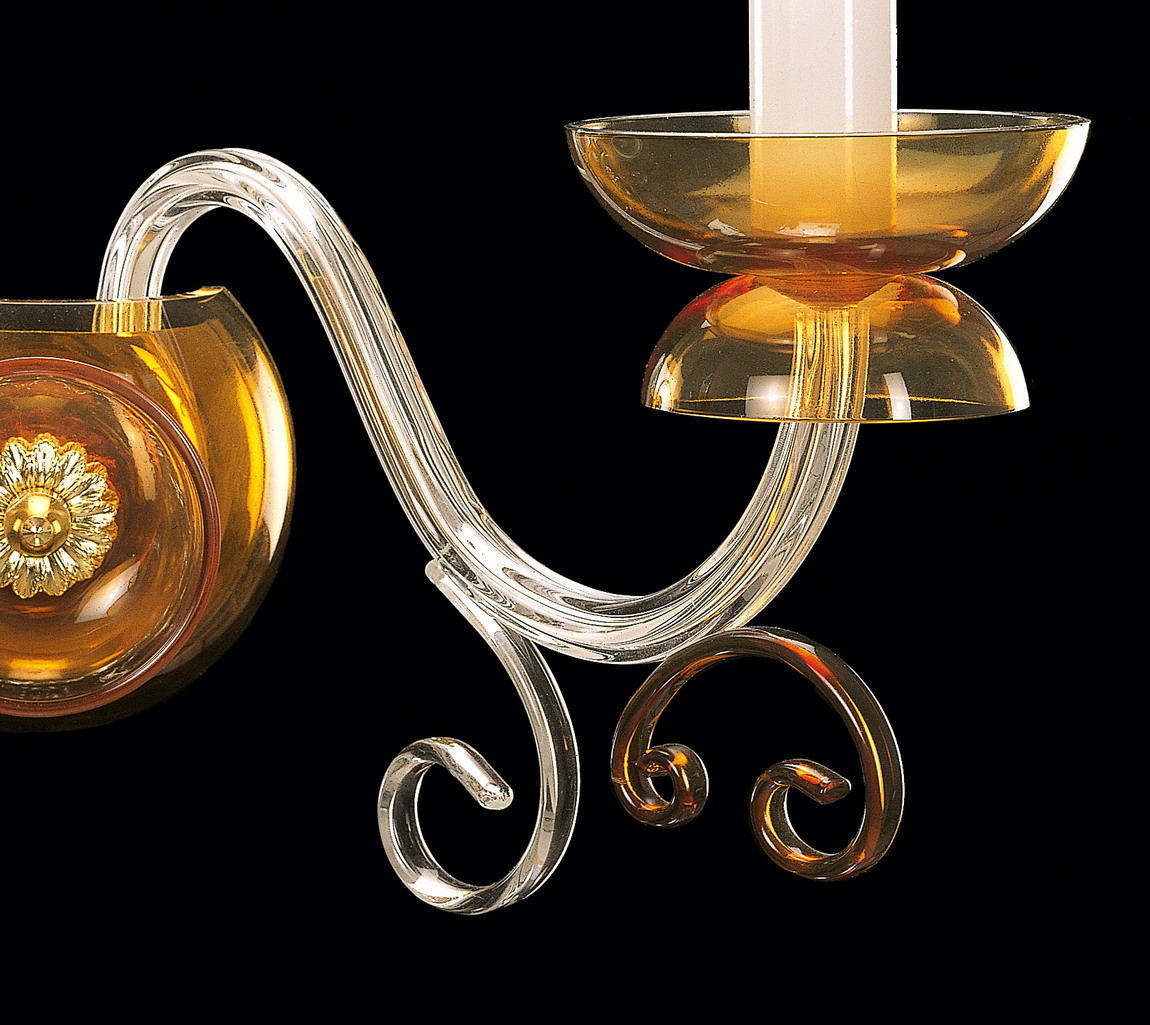 Détail d'un bras recourbé en verre clair et coupelle ambrée avec douille