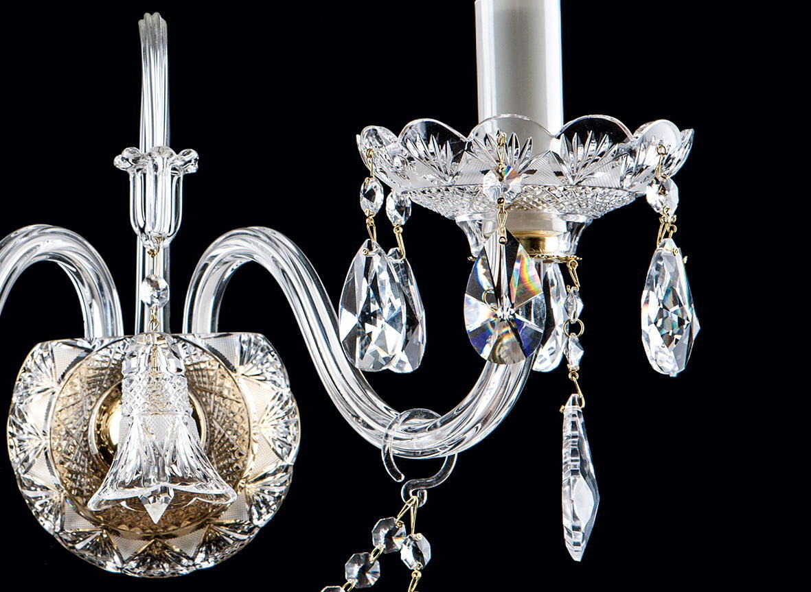 Détail des pampilles et coupelles ciselées en cristal avec chaînettes dorées