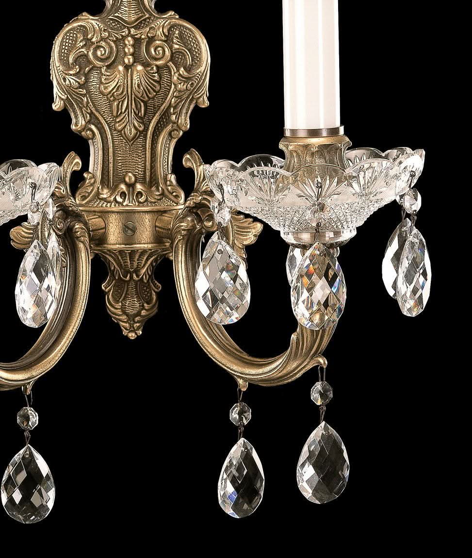 Détail rapproché de la finition ciselée et des gouttes de cristal suspendues