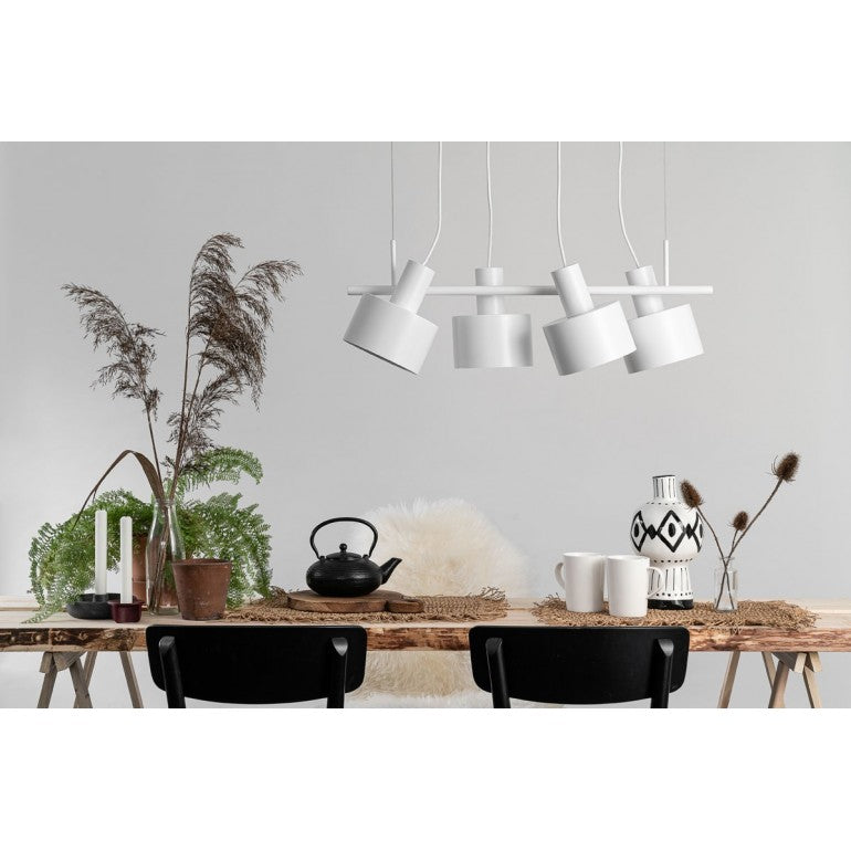 Mise en ambiance au-dessus d'une table en bois, modèle blanc suspendu au plafond.