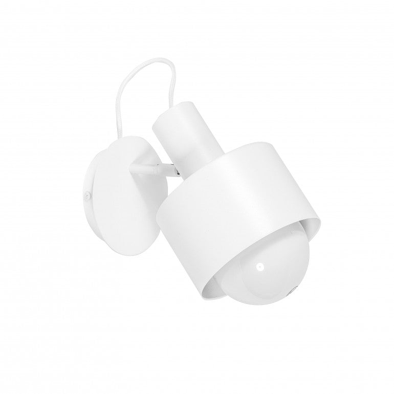 Applique blanche inclinée vers le bas, câble apparent formant une boucle au-dessus