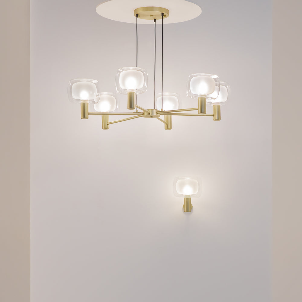 Mise en ambiance murale avec la suspension et une applique assortie allumées