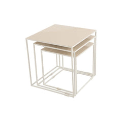 Set aus beigen lackierten Metalltischen