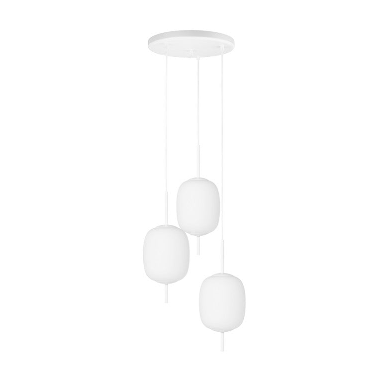 Variante blanche de la suspension, trois globes opalins et câbles blancs sur fond clair