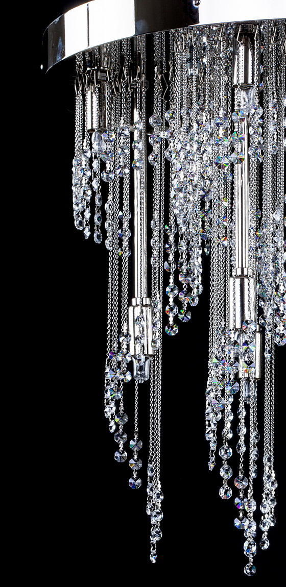 Détail du bandeau chromé, tubes métalliques et pendentifs de cristal