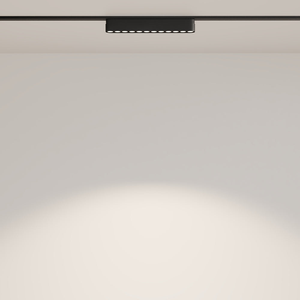 Luminaire fixé au plafond diffusant un halo lumineux doux sur fond beige