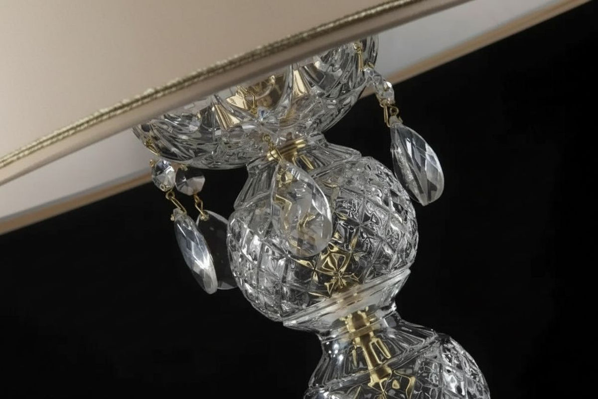 Détail rapproché des boules de cristal taillé et des pampilles dorées