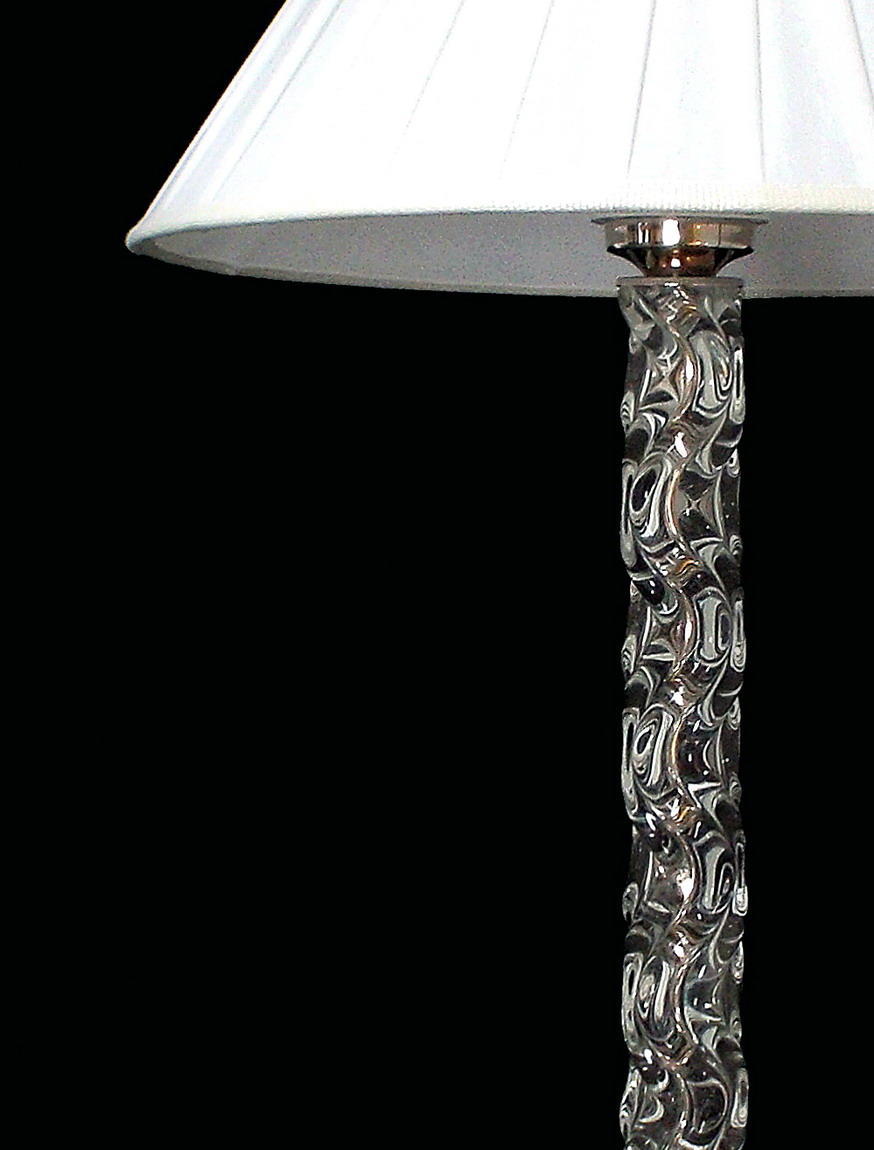 Détail du fût en verre transparent aux motifs tourbillonnants et douille chromée