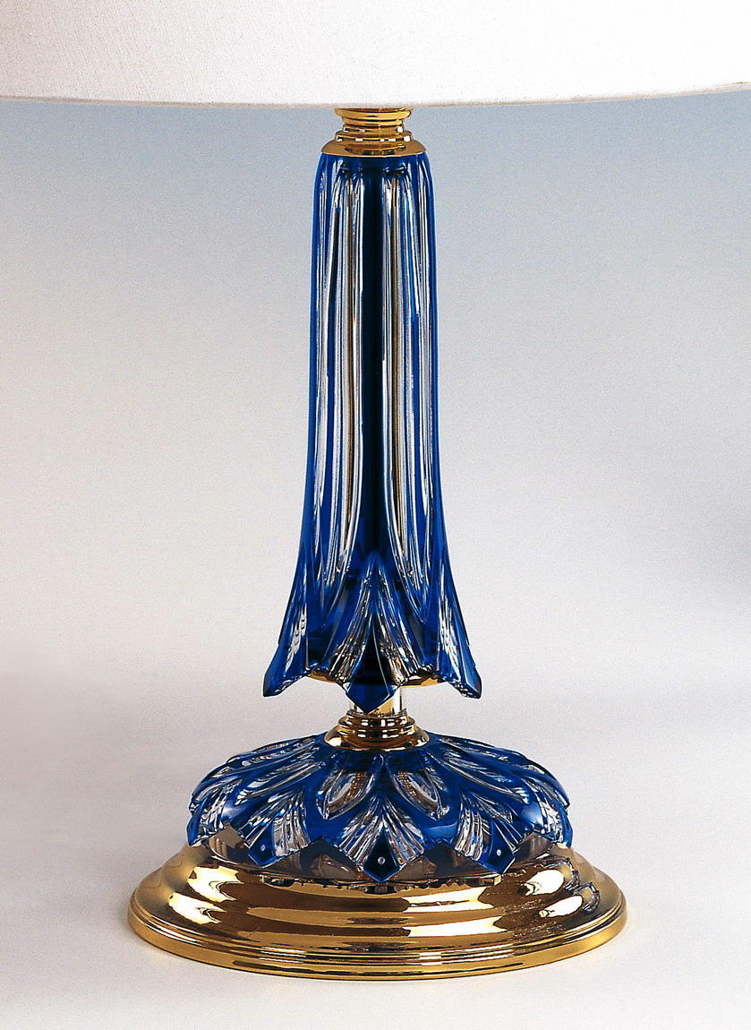 Gros plan du pied : colonne cannelée bleue, collerette dorée et base circulaire dorée