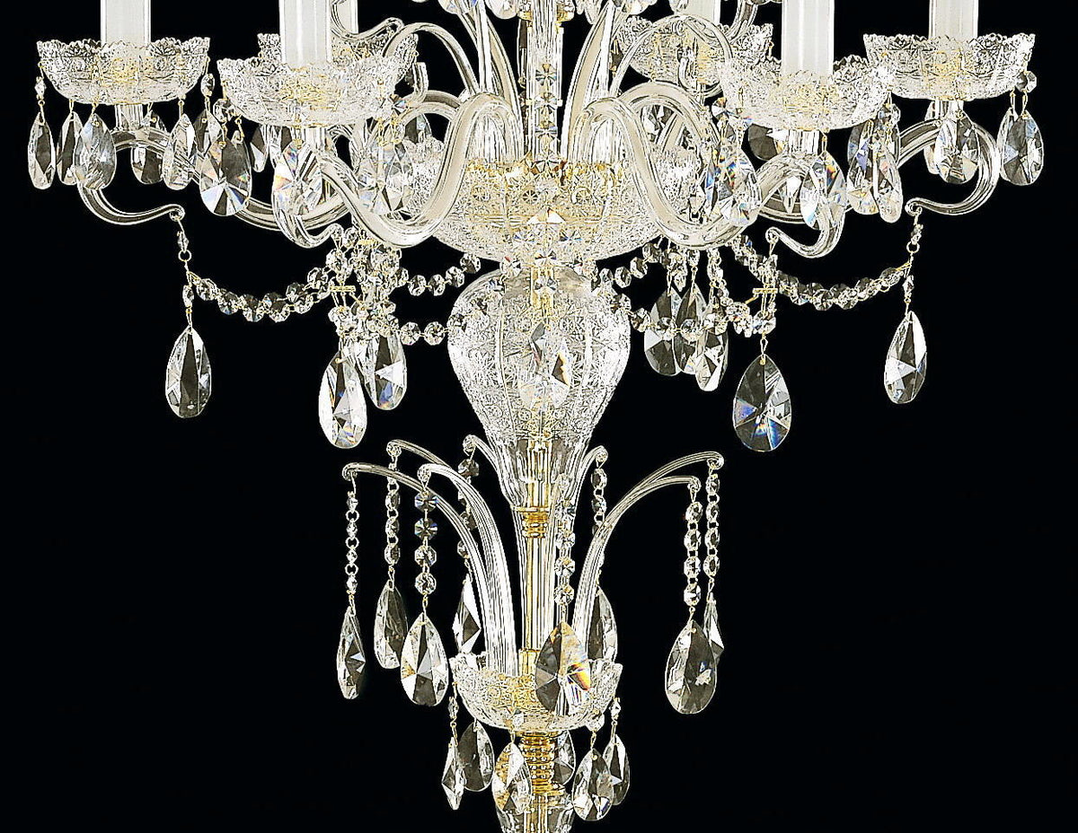 Détail rapproché du sommet : bras recourbés, pendeloques de cristal et fausses bougies blanches