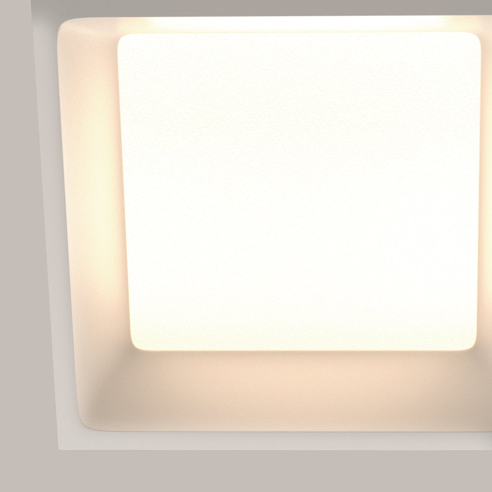 Détail rapproché de la bordure lumineuse et du cadre blanc du spot