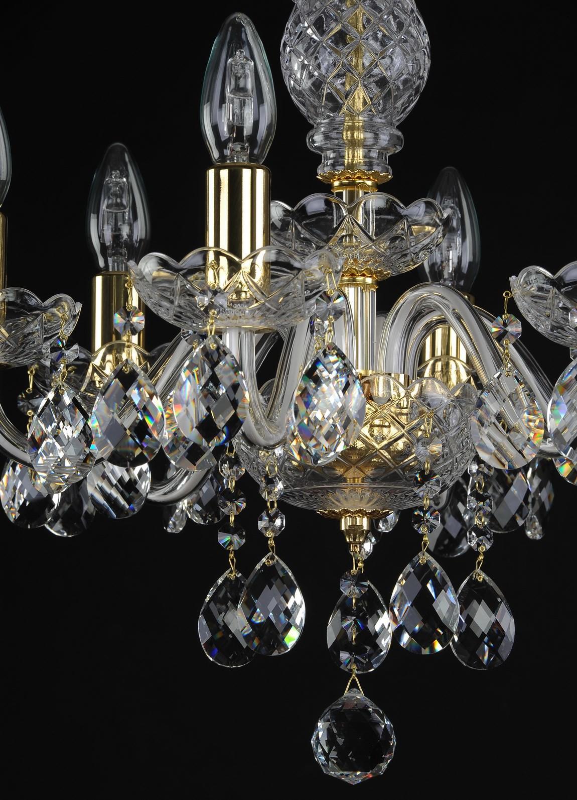 Gros plan sur les gouttes de cristal et les bras recourbés en verre transparent