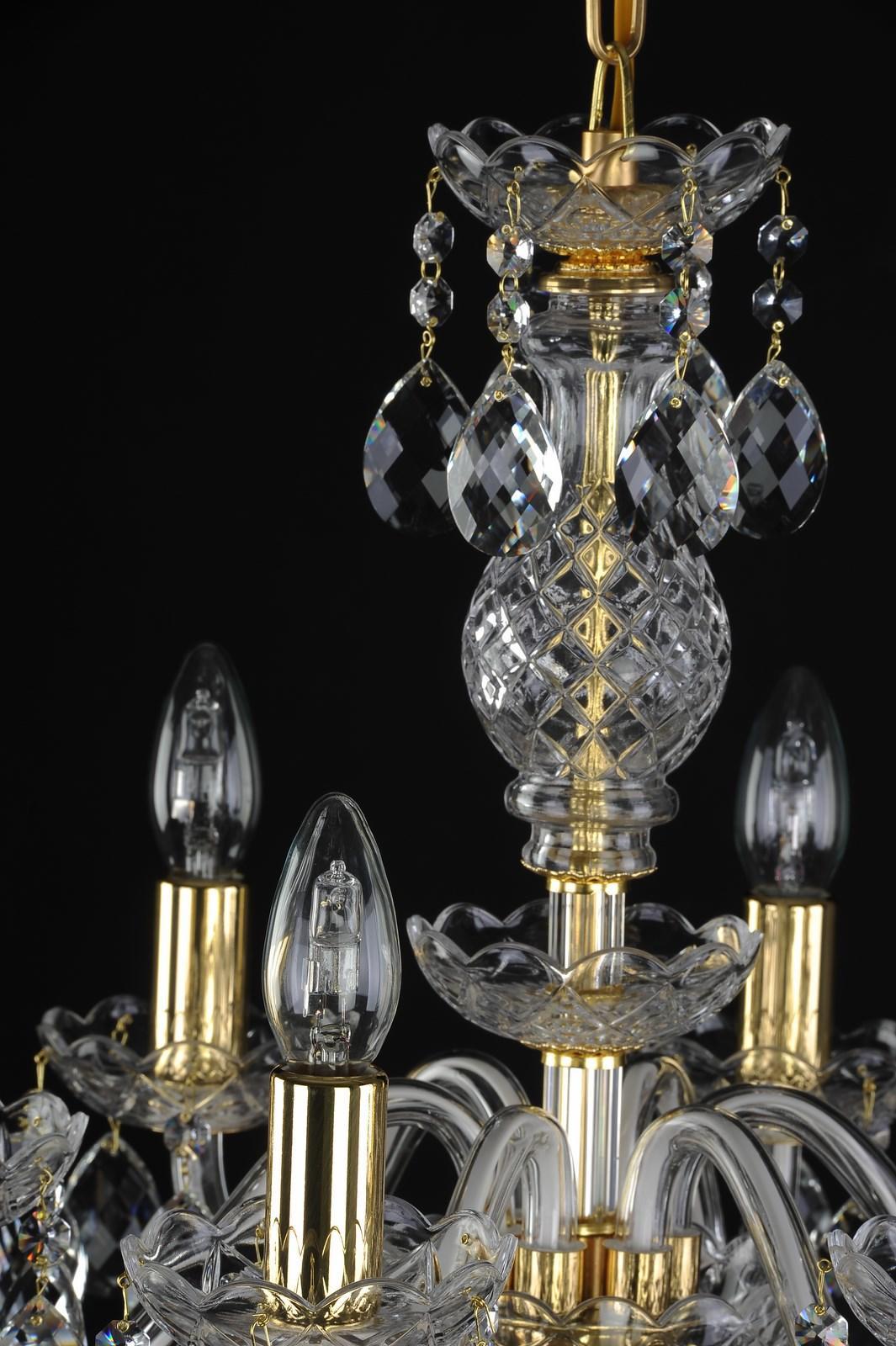 Détail du sommet avec sphère taillée et pendants en cristal, chaîne dorée
