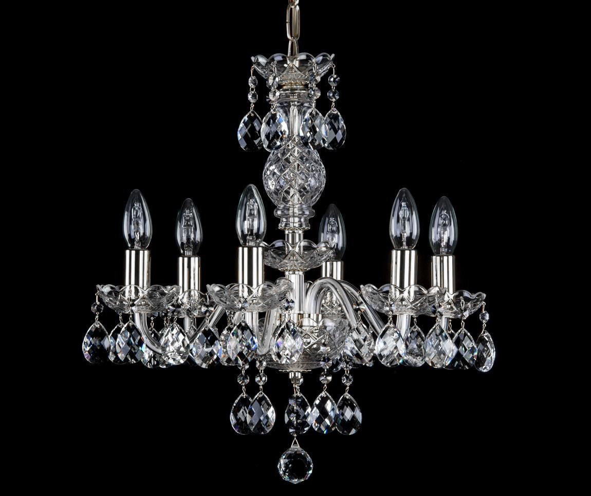 Vue d'ensemble du lustre suspendu sur fond noir, cristaux et monture dorée
