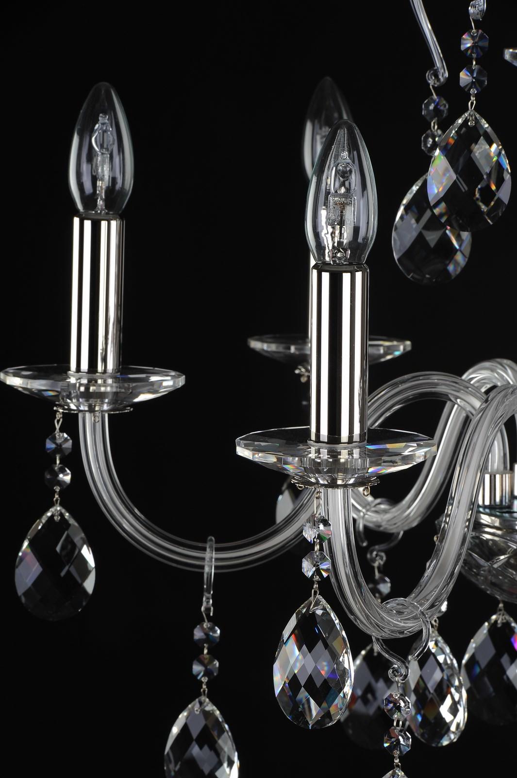 Détail rapproché d'une douille chromée, ampoule et pampille de cristal