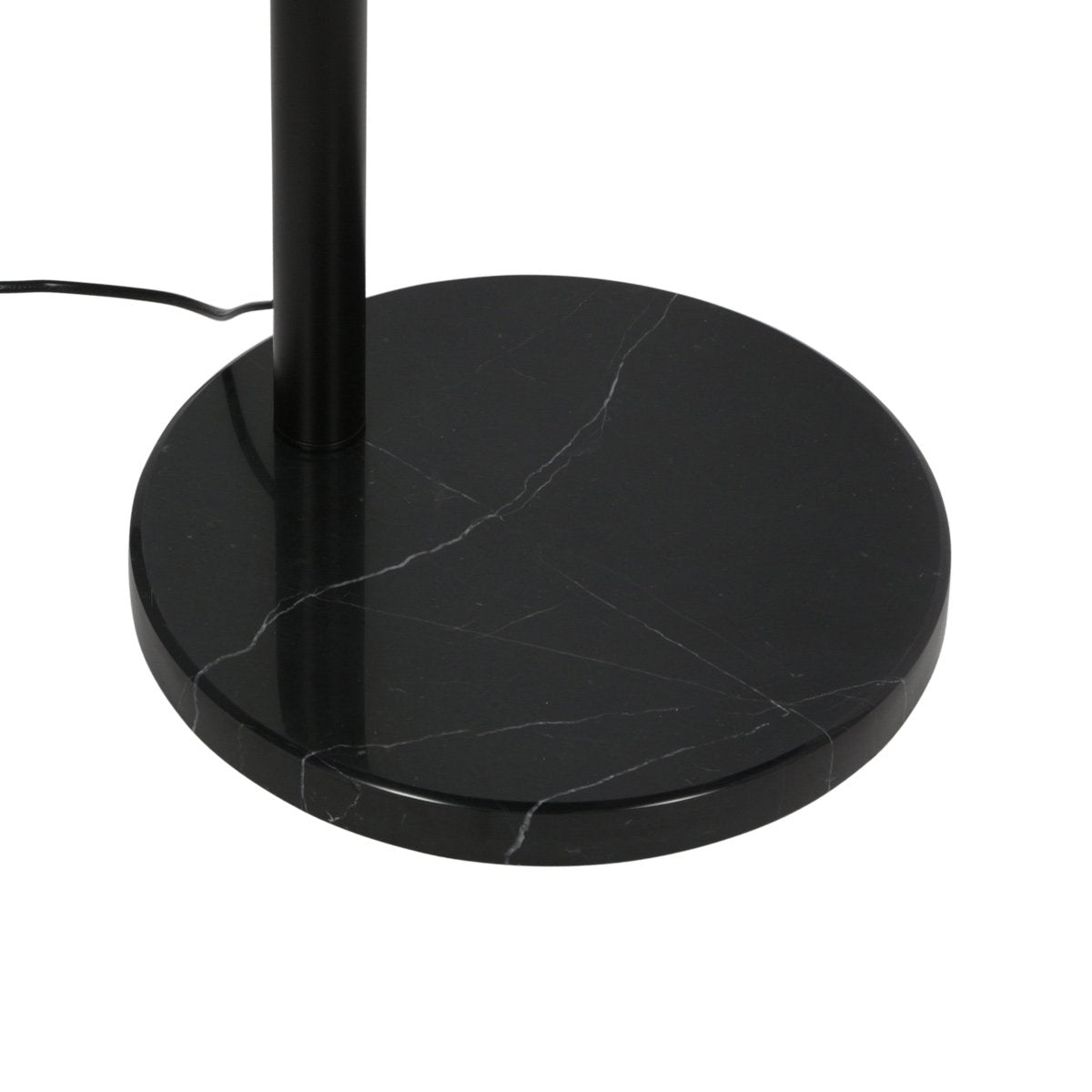 Détail de la base ronde en marbre noir veiné avec le câble d'alimentation