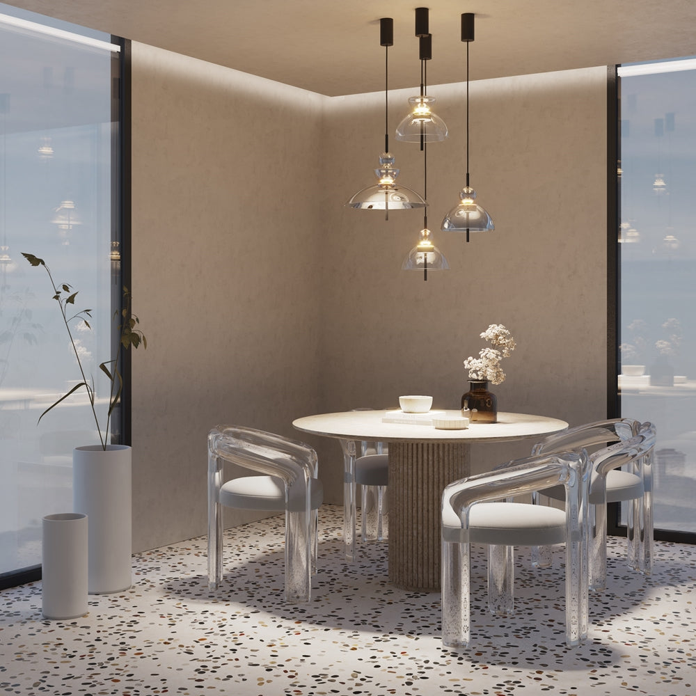 Mise en ambiance : trois suspensions au-dessus d'une table ronde en salle à manger.