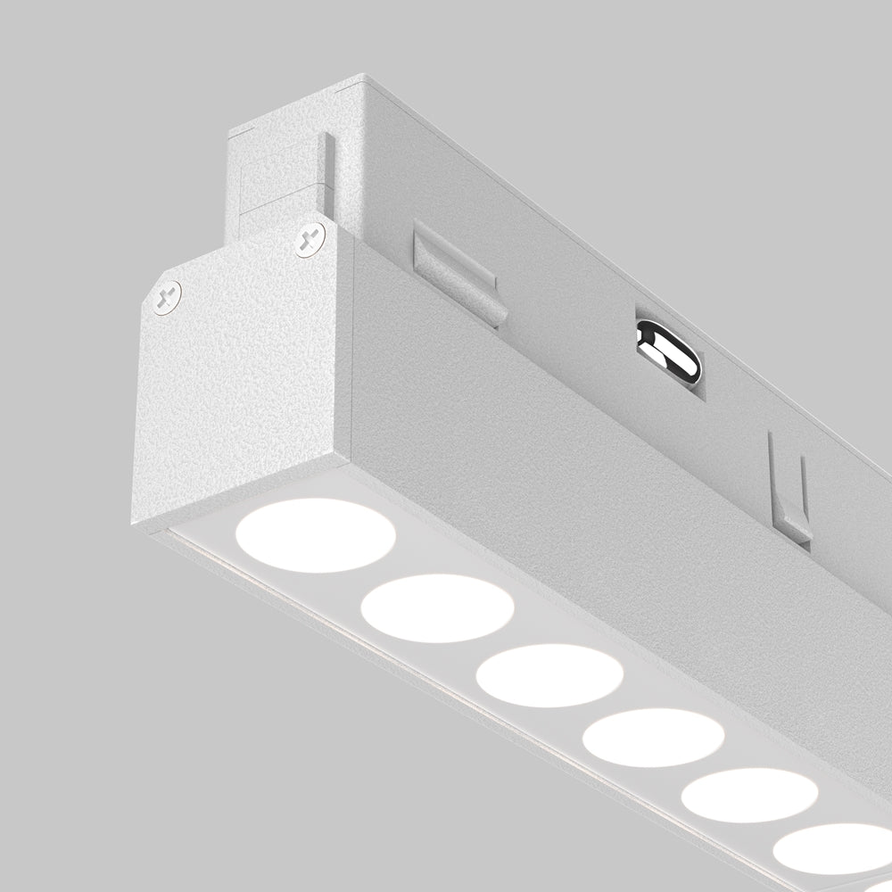 Détail du boîtier aluminium brut avec vis, pattes de fixation et module de connexion apparent