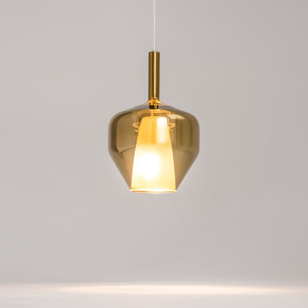 Vue rapprochée du luminaire allumé montrant la transparence du verre doré