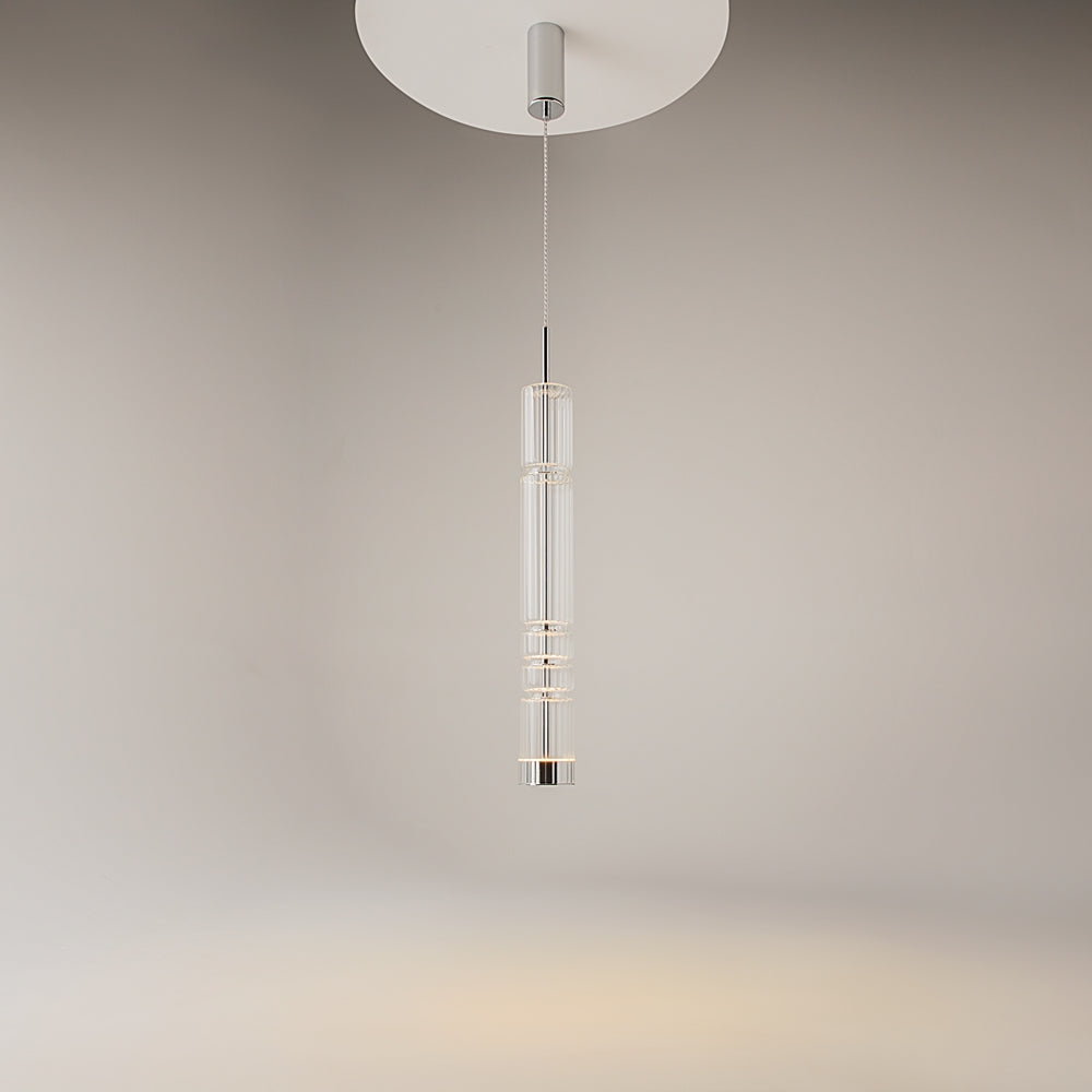 Suspension installée au plafond avec sa rosace ronde, éclairage doux en ambiance