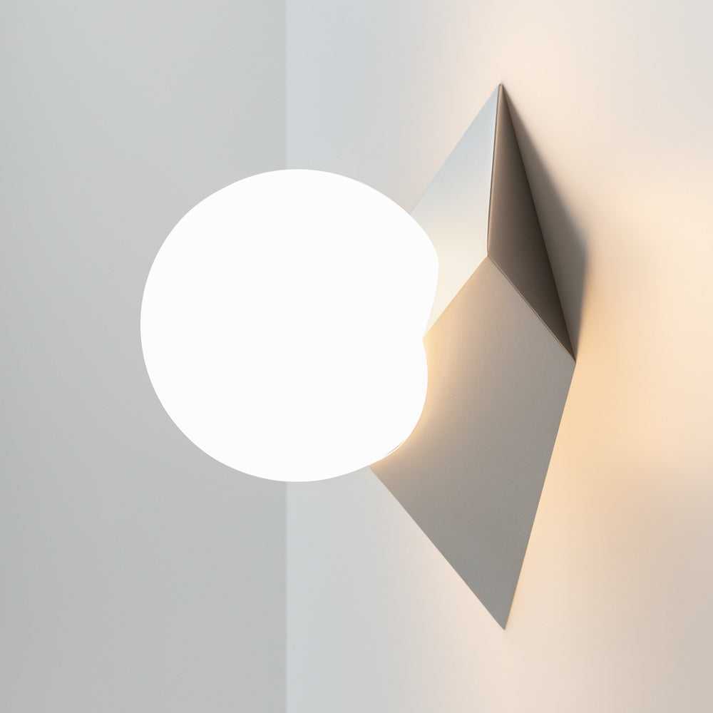 Vue rapprochée du luminaire allumé, ombre portée et lueur chaude