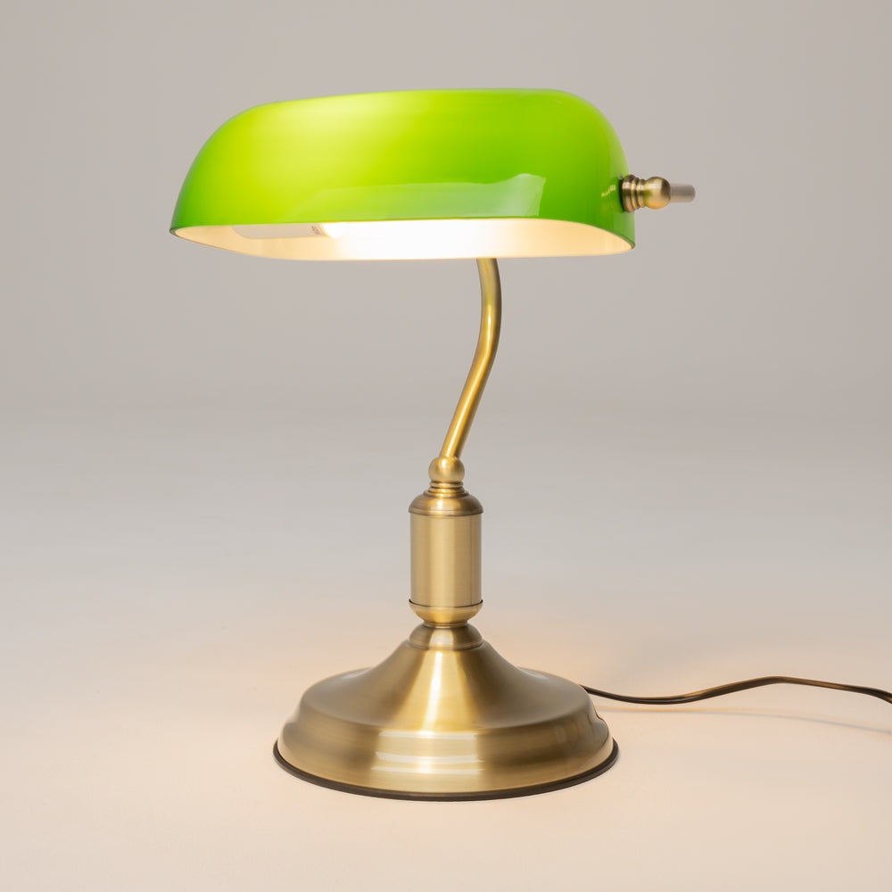 Vue de trois quarts de la lampe allumée, câble noir visible sur le côté